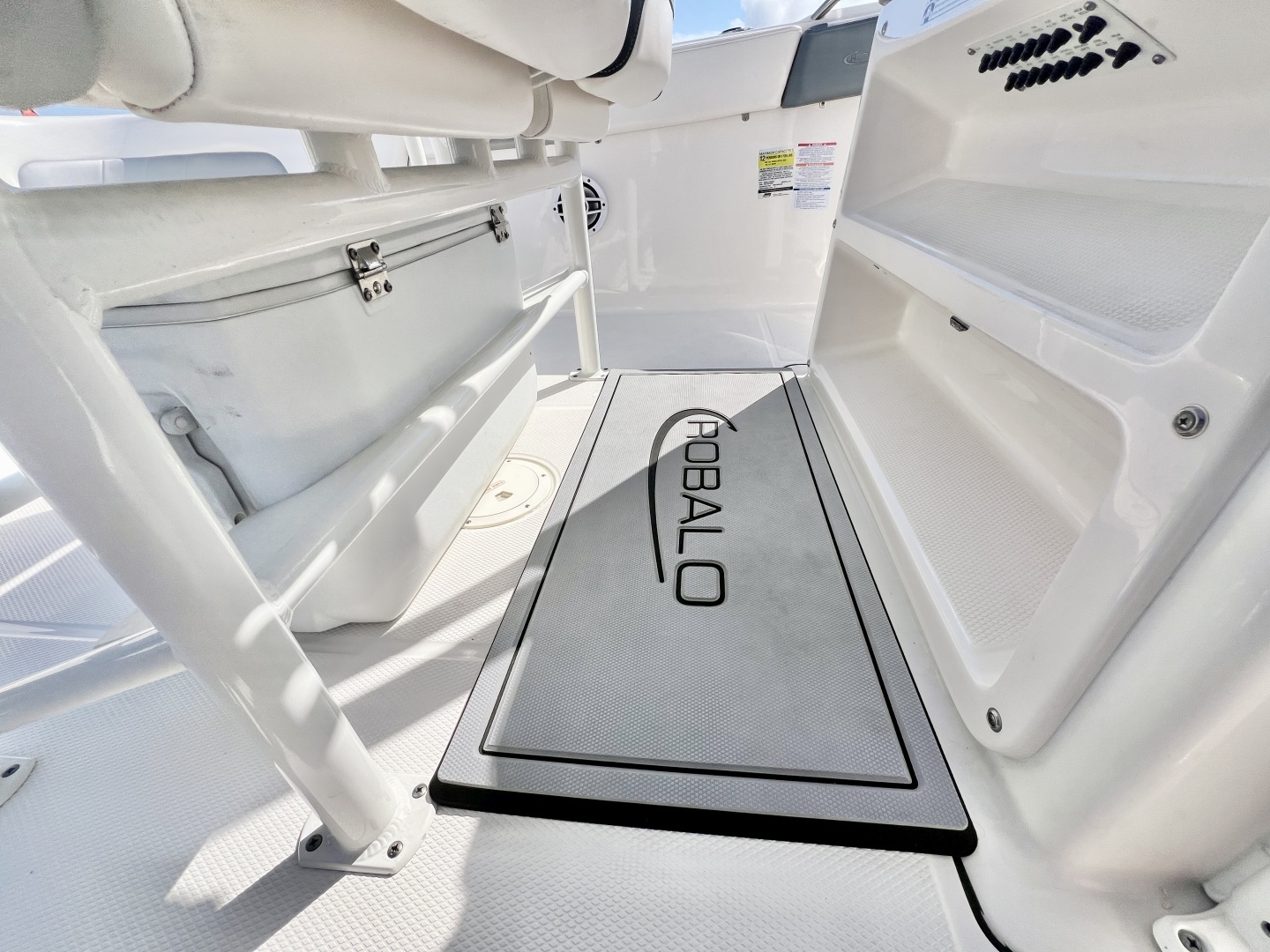 2021 Robalo R242 Explorer - Image 19