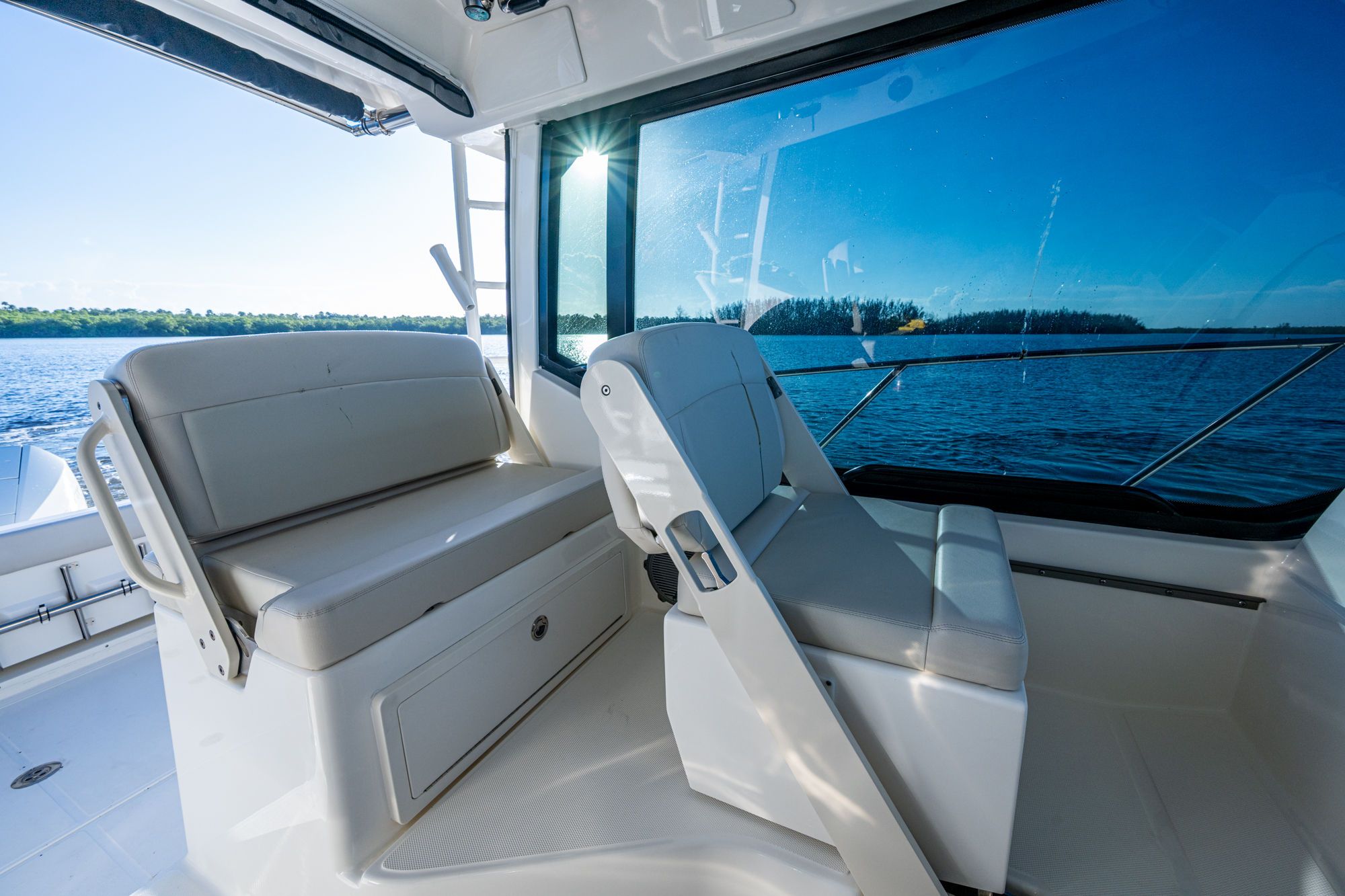 2023 BOSTON WHALER 325 CONQUEST - Image 28