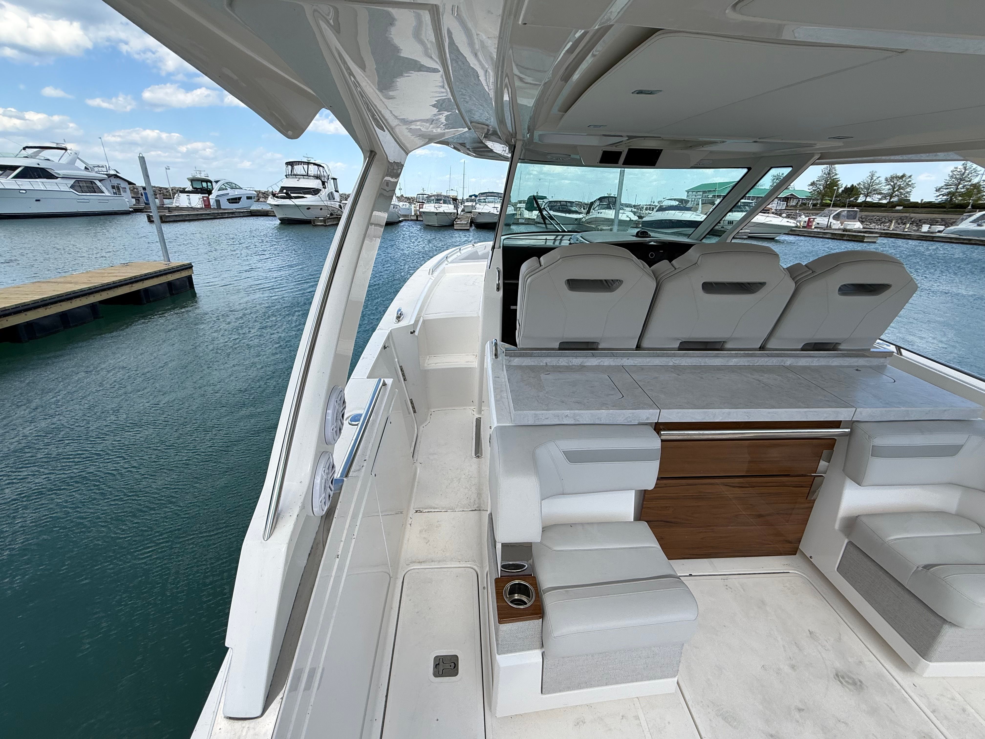 2024 Tiara Yachts 38 LS - 20