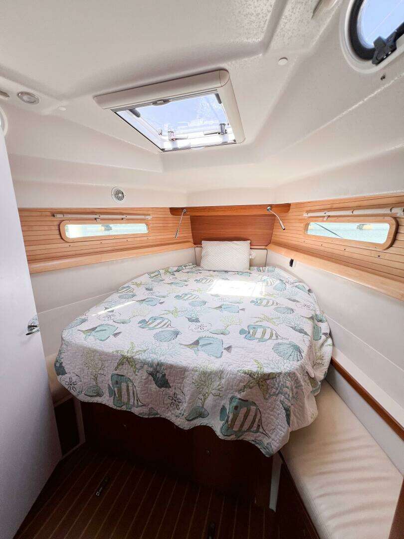 2019 Catalina 425 - Image 38