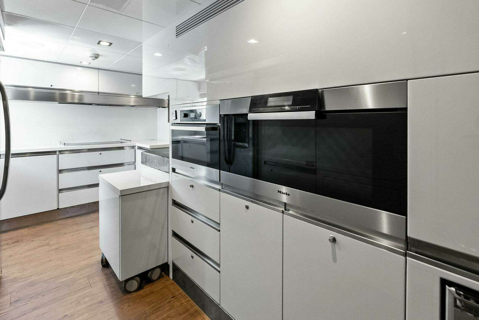 2014 Custom Line 100 - Image 51