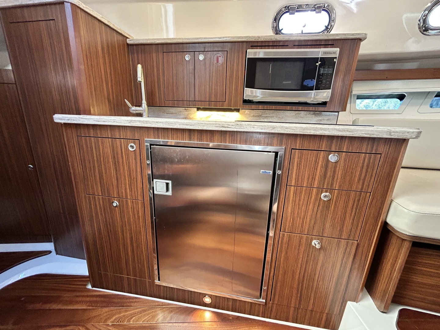 2018 Pursuit OS 355 Offshore - Image 8