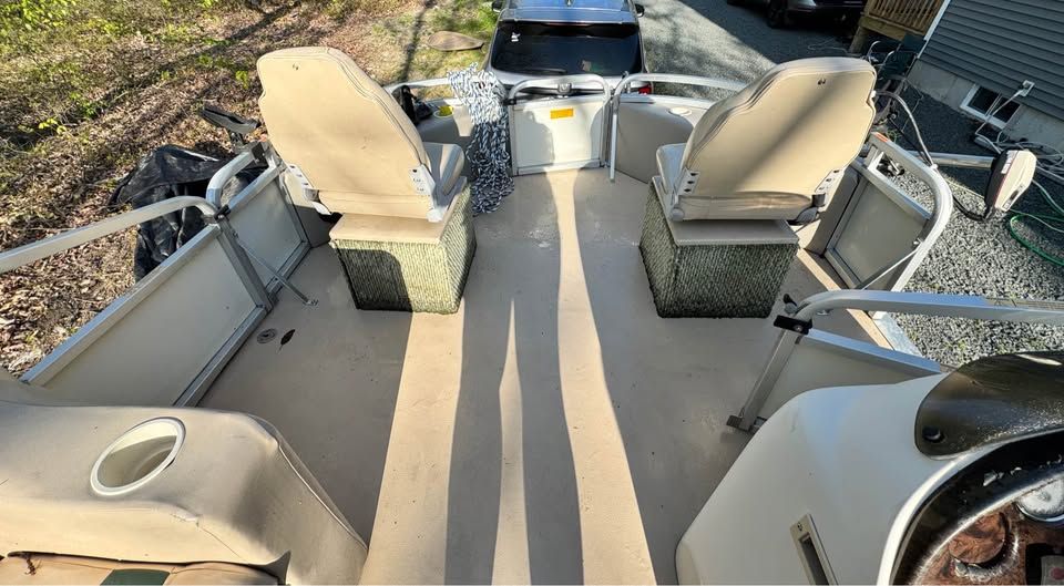 Interior view of a 2005 Playbuoy Tropic 20' pontoon boat.
