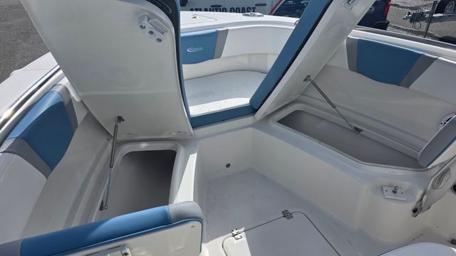 2026 Robalo R230 Center Console - 18