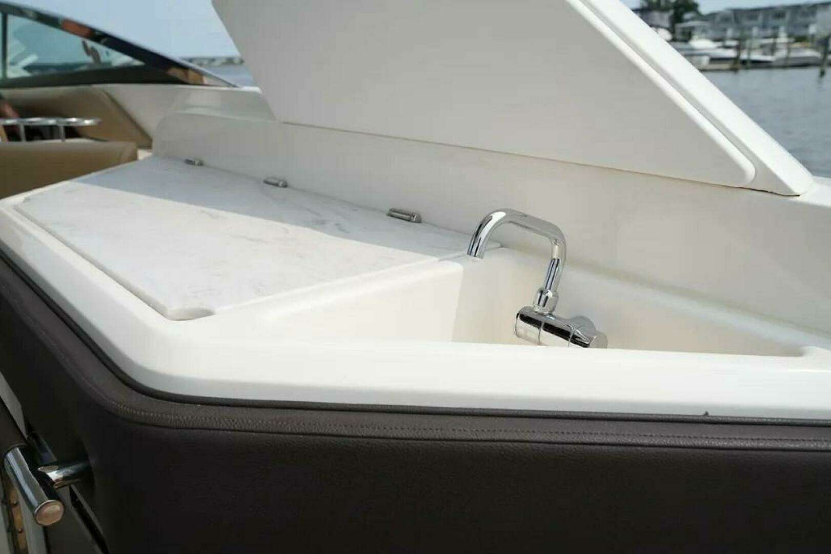 2023 Sea Ray SLX 310 Outboard - Image 9