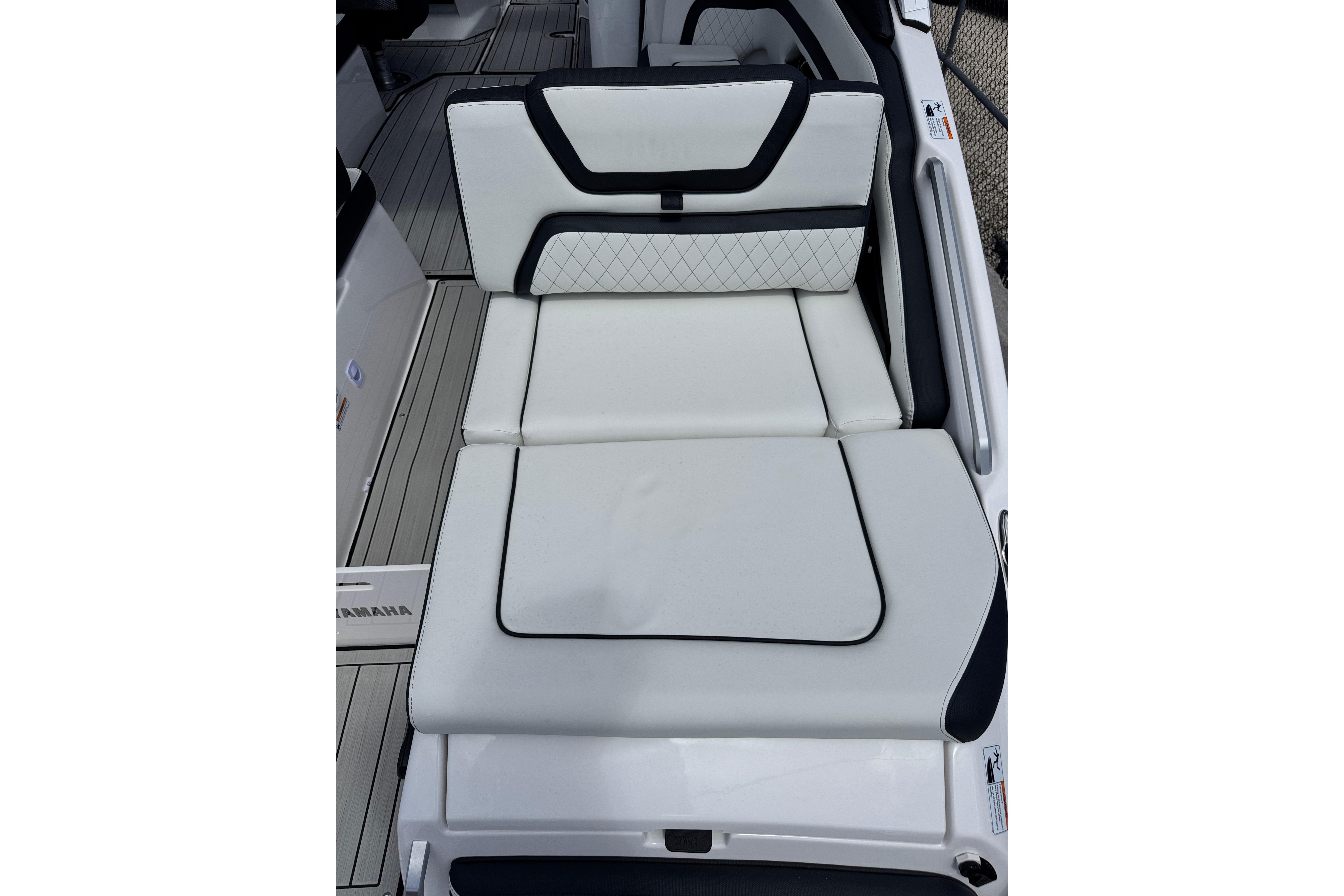 2026 Yamaha Boats 275SD, luxurious white seating with black accents on deck.