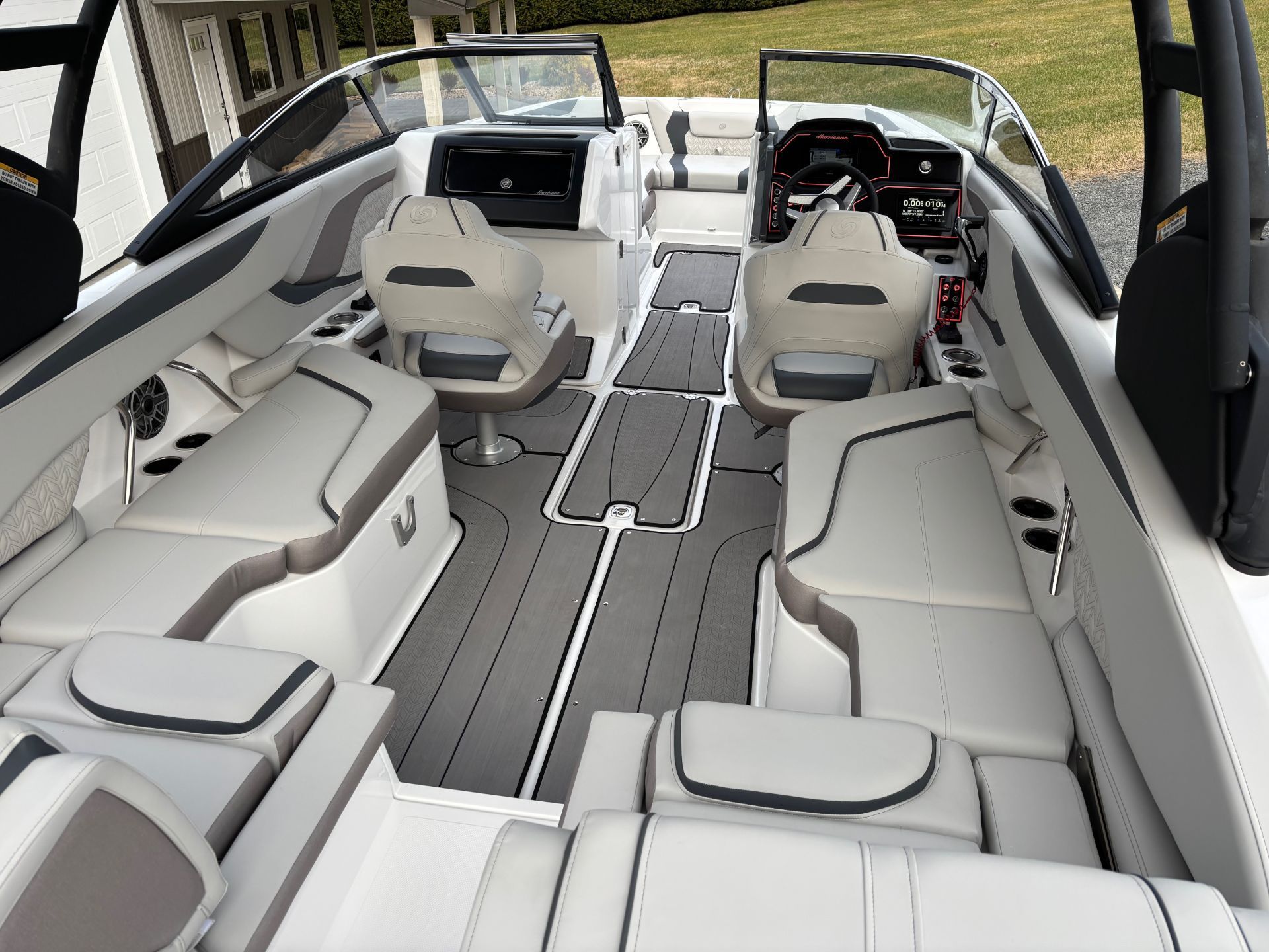 2025 Hurricane SunDeck 2600 OB - 5