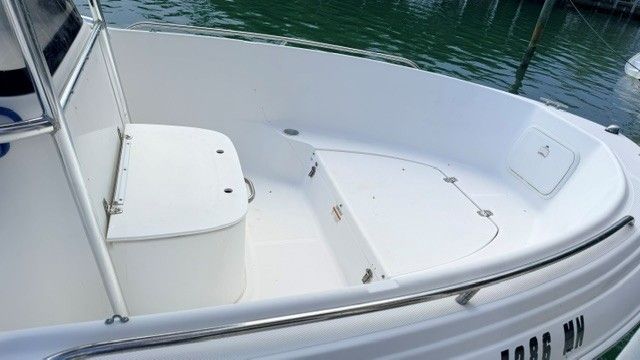 The image shows the open deck of a 2004 Wellcraft 180 Fisherman, situated on the water.