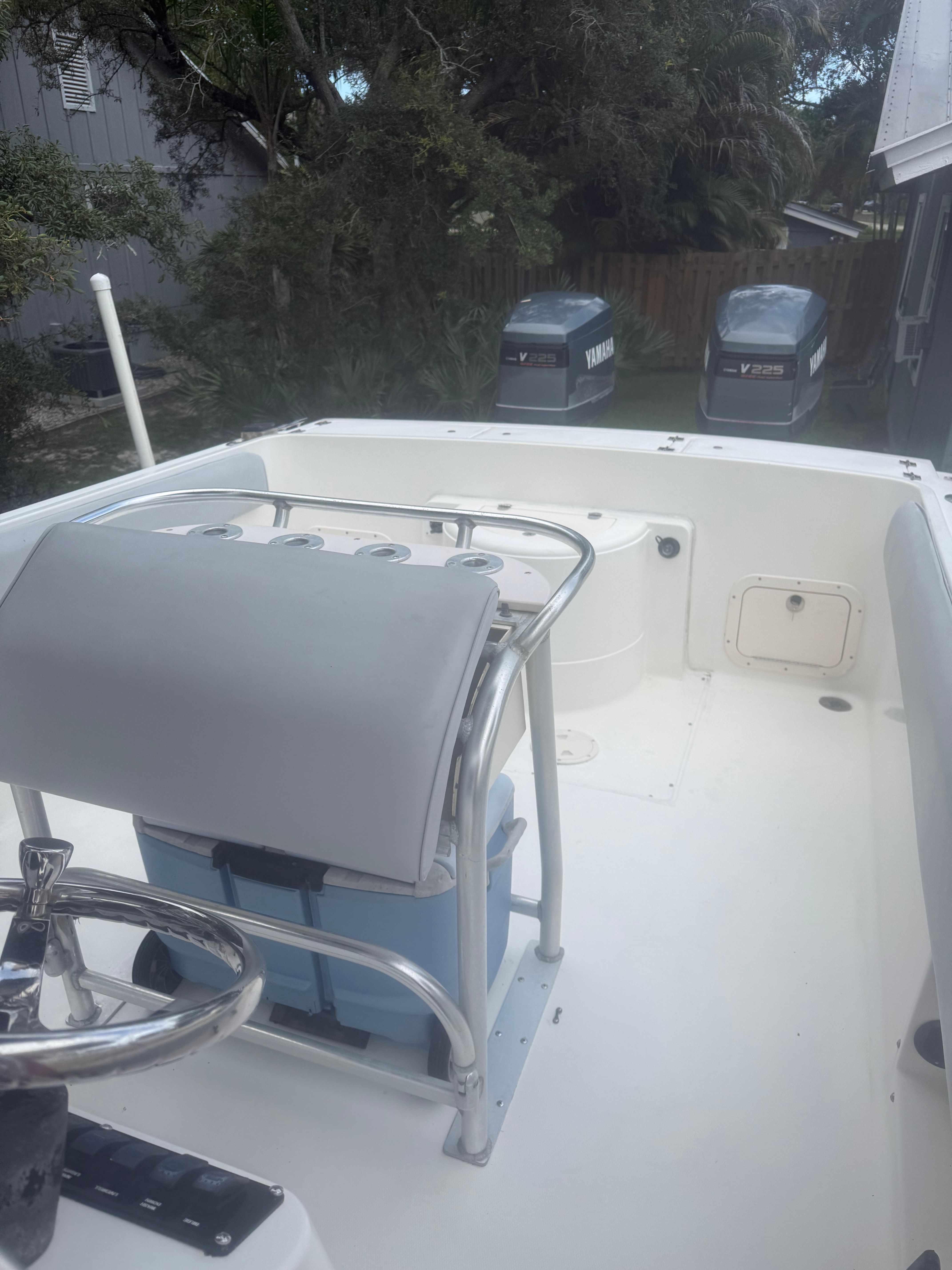 1994 Hydra-Sports Vector 2550 cc with helm and seating area.