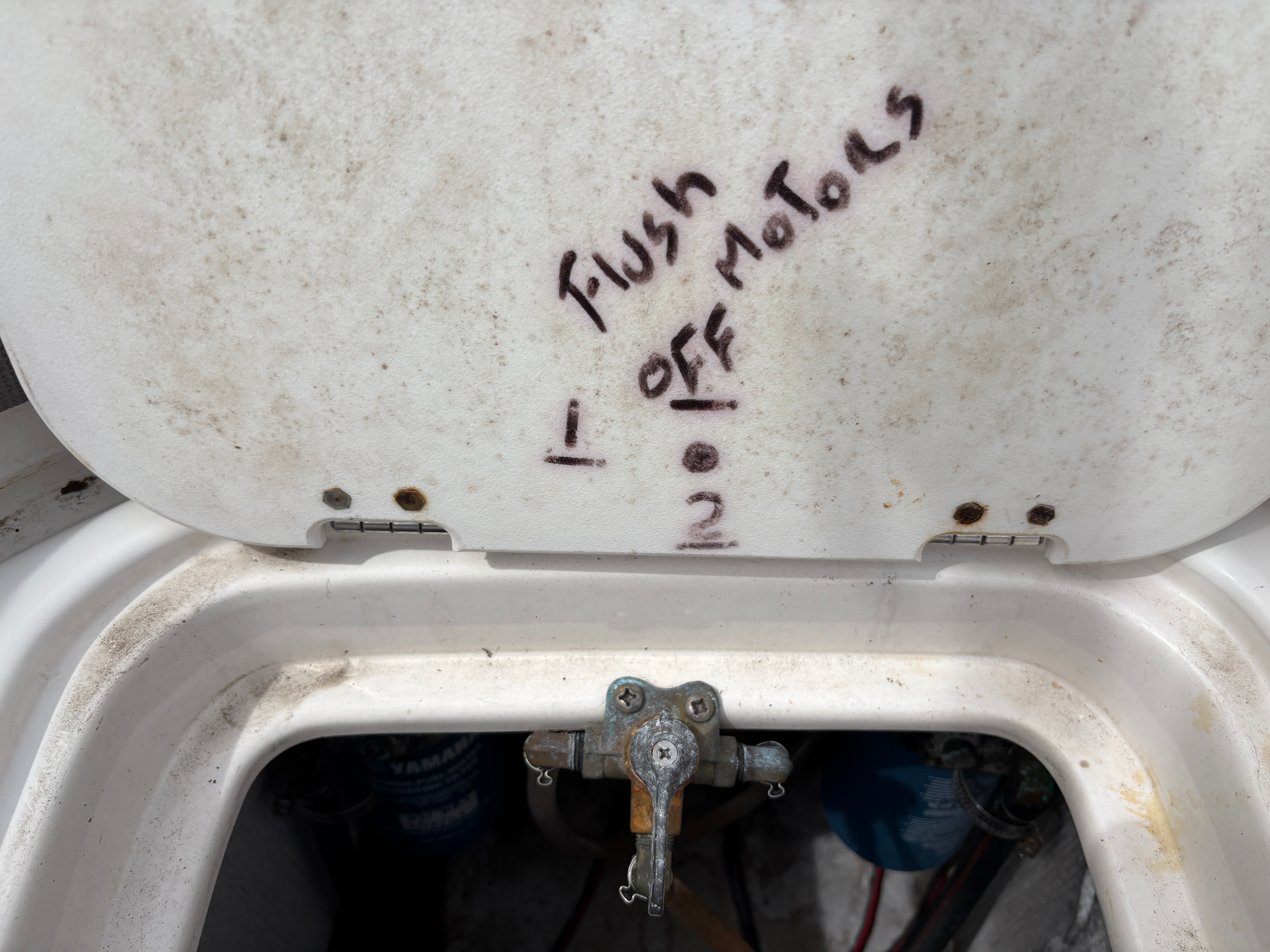 Engine control in Hurricane SUN DECK 260 boat, 2009 model.