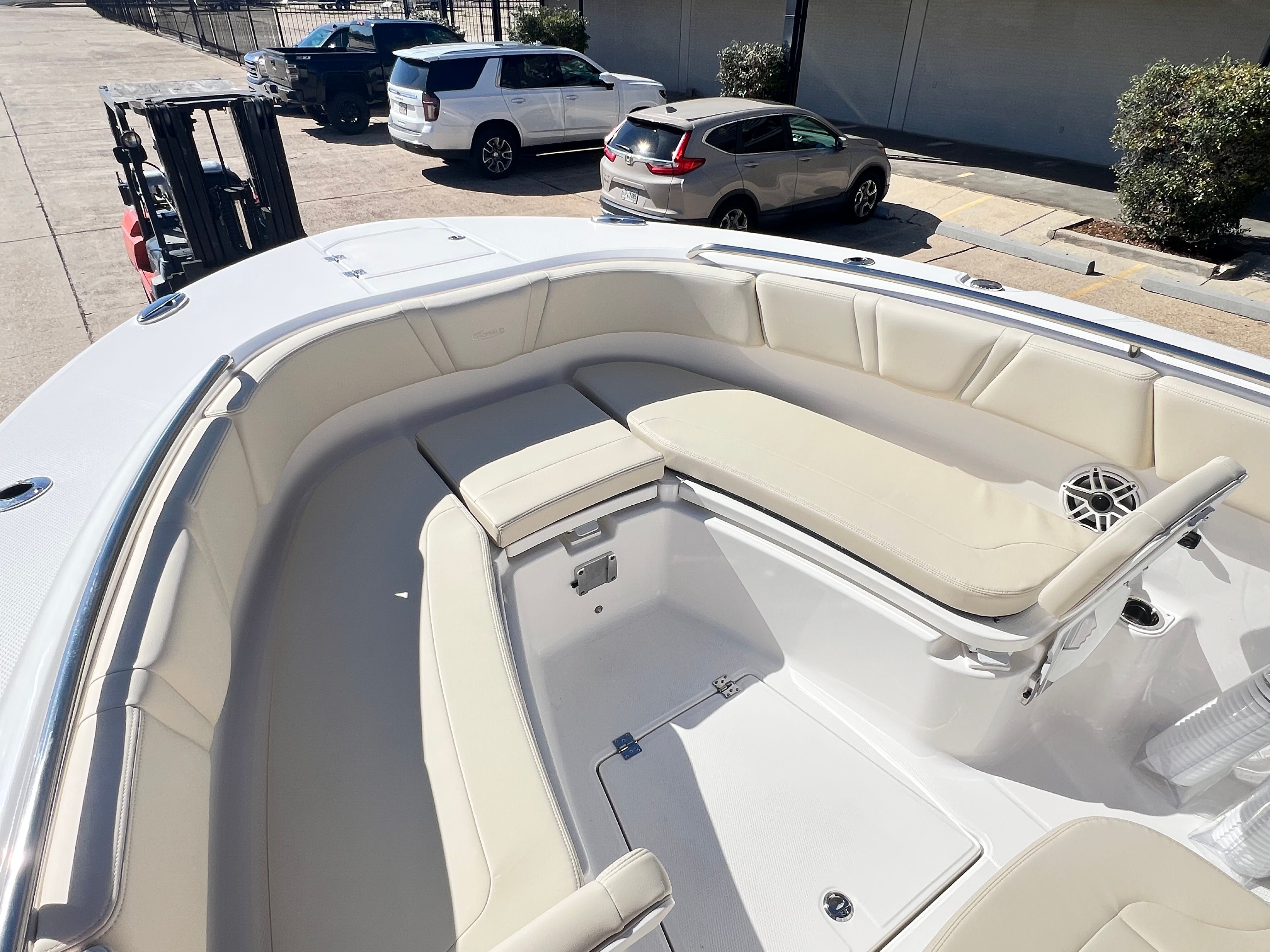 2026 Robalo R270 Center Console - 21