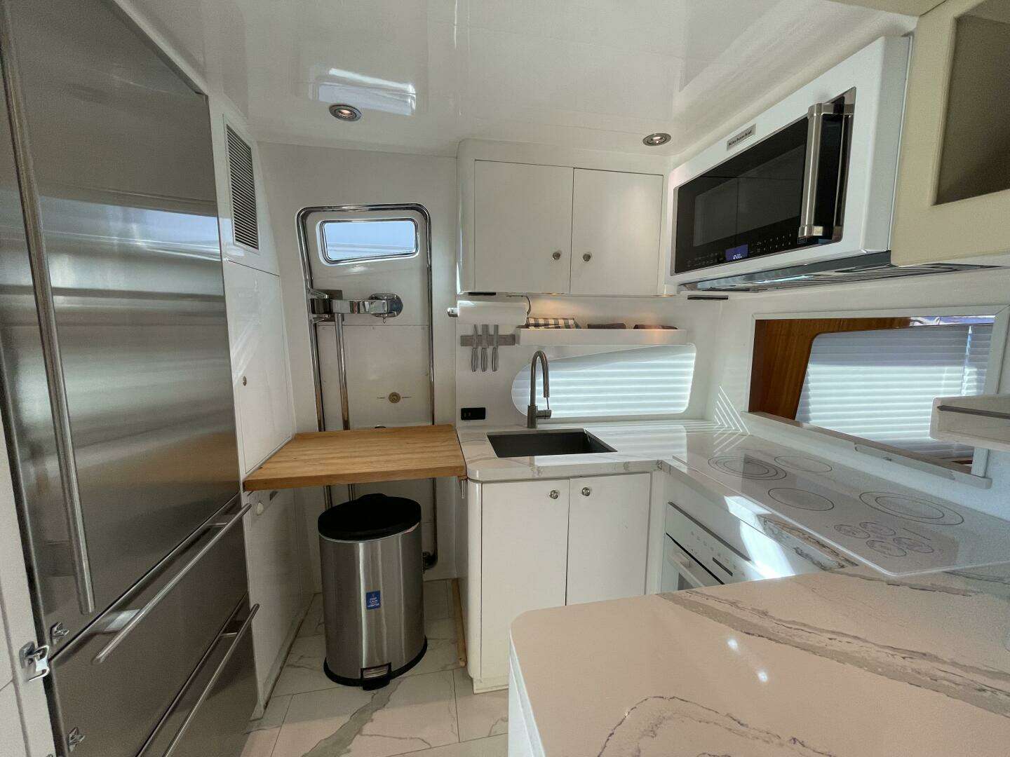 1999 Horizon 70 MY - Image 12