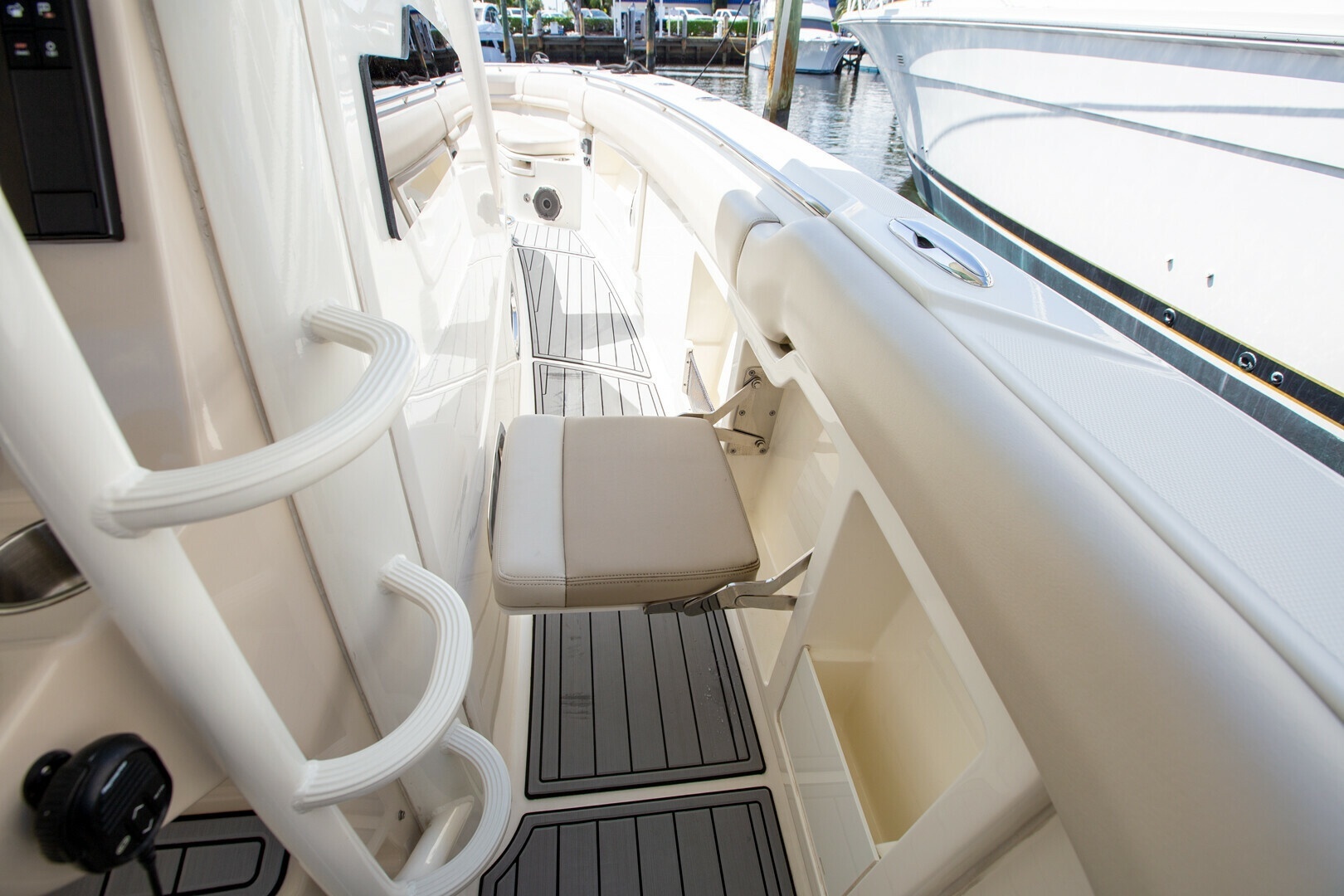 2019 Boston Whaler 380 Outrage - Image 12
