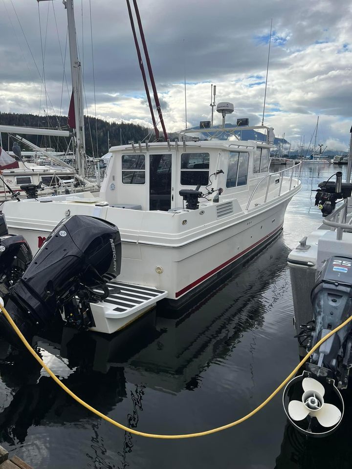 2000 Sea Sport Pacific 32 boat docked in harbor.