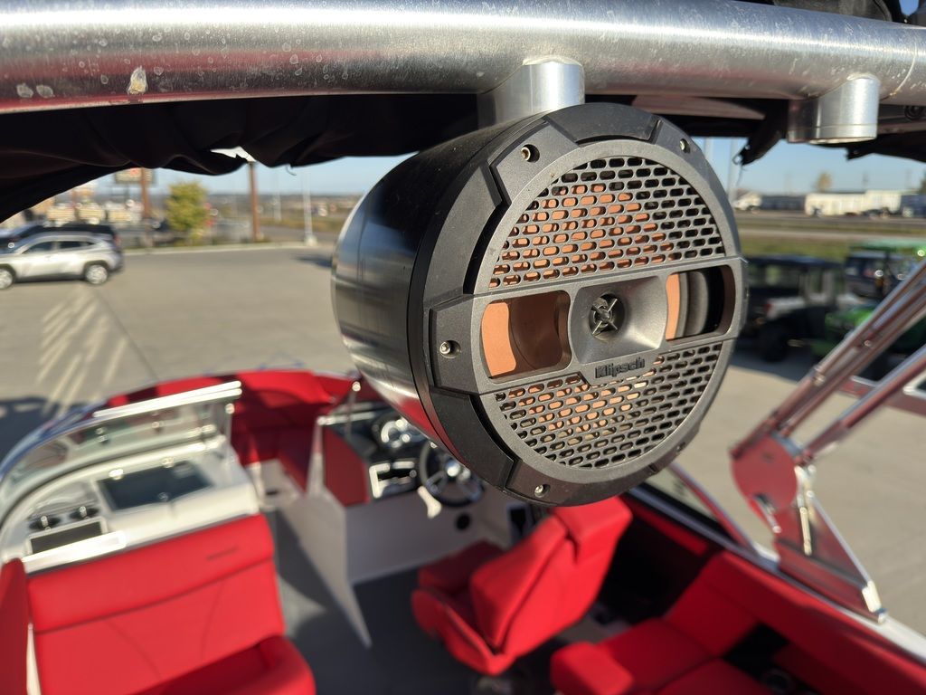 2019 MasterCraft XT22 - 21