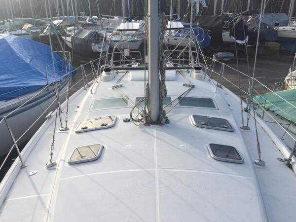 The deck of a 2006 Beneteau 423 with multiple hatches and rigging.