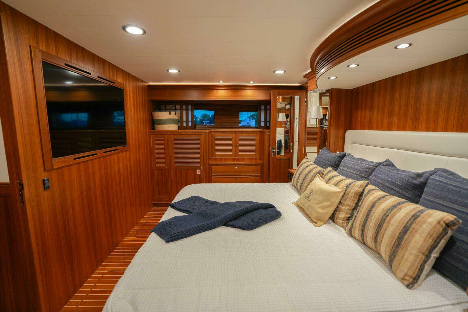 2025 Marlow Explorer 70E-CB - Image 33