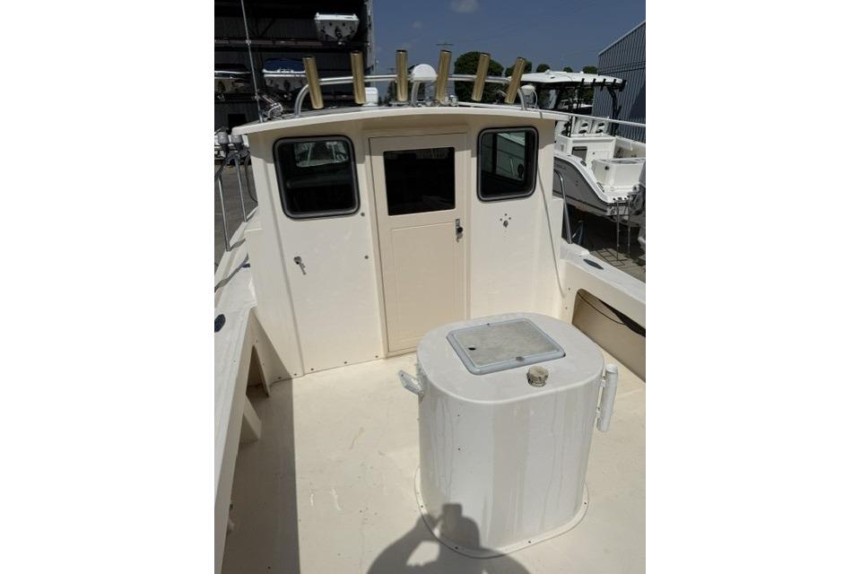 2006 Parker 2520 SL Sport Cabin boat deck with cabin entrance and rod holders.