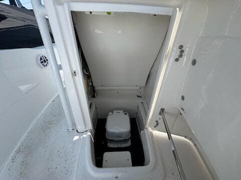 2025 Robalo Center Console R180 - 12