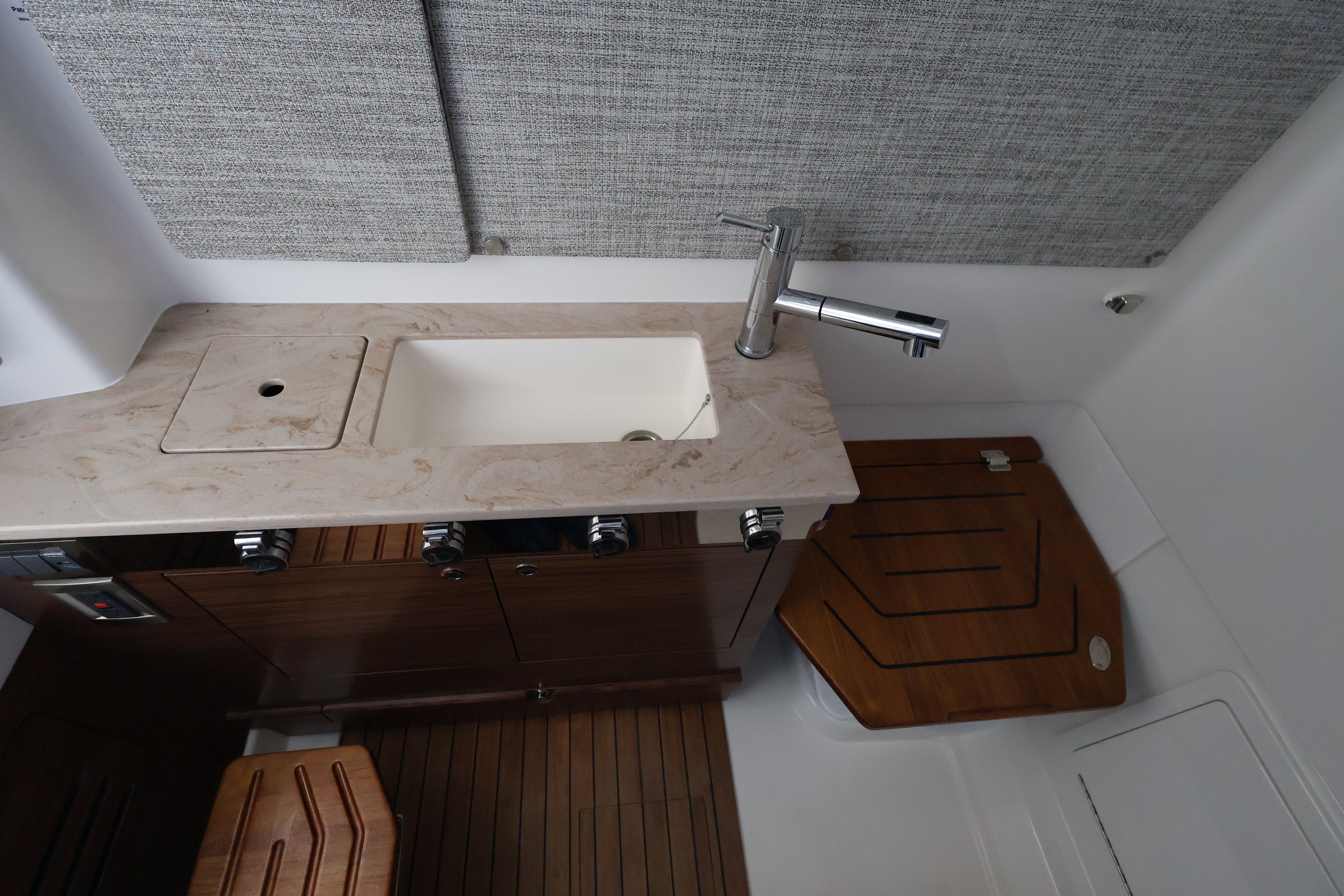 2026 Boston Whaler 360 Outrage - 36