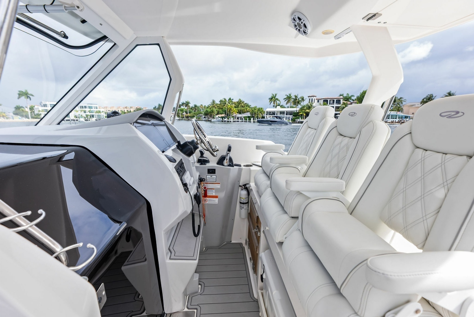 2022 Regal 33 SAV - Image 27