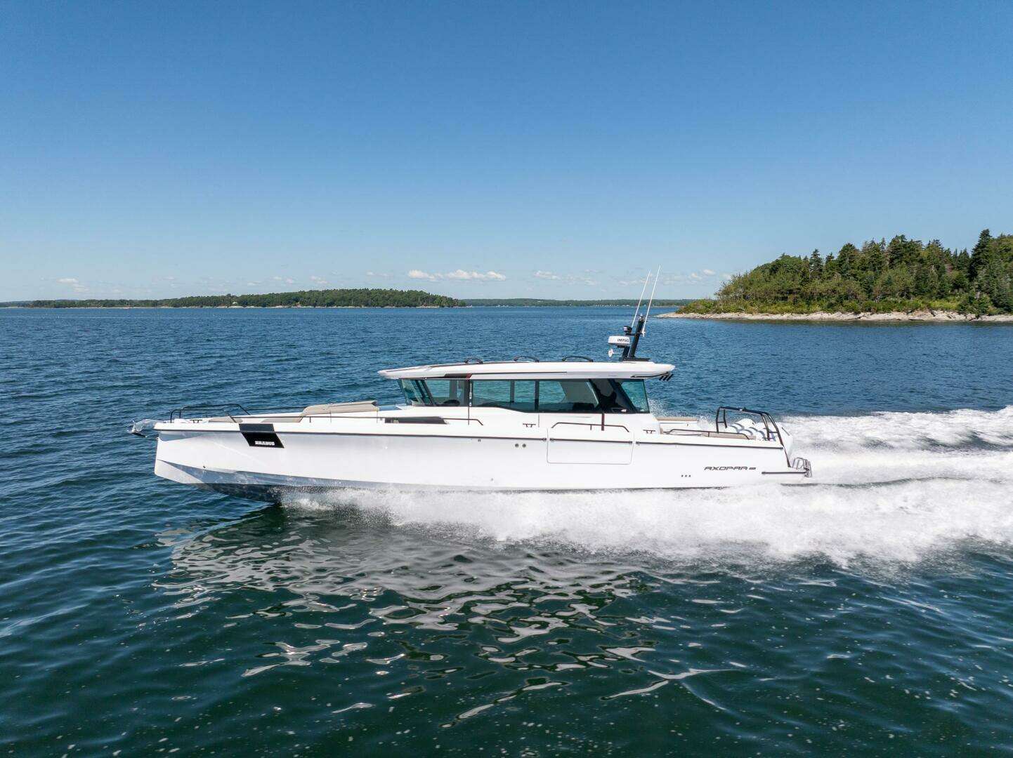 2025 Axopar Cross Cabin - Image 9