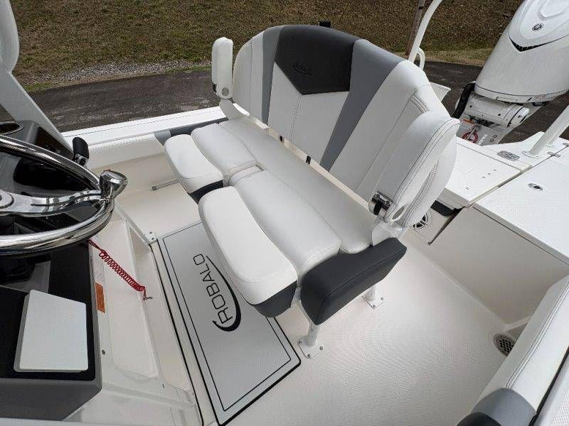 2026 Robalo 246 Cayman - 80