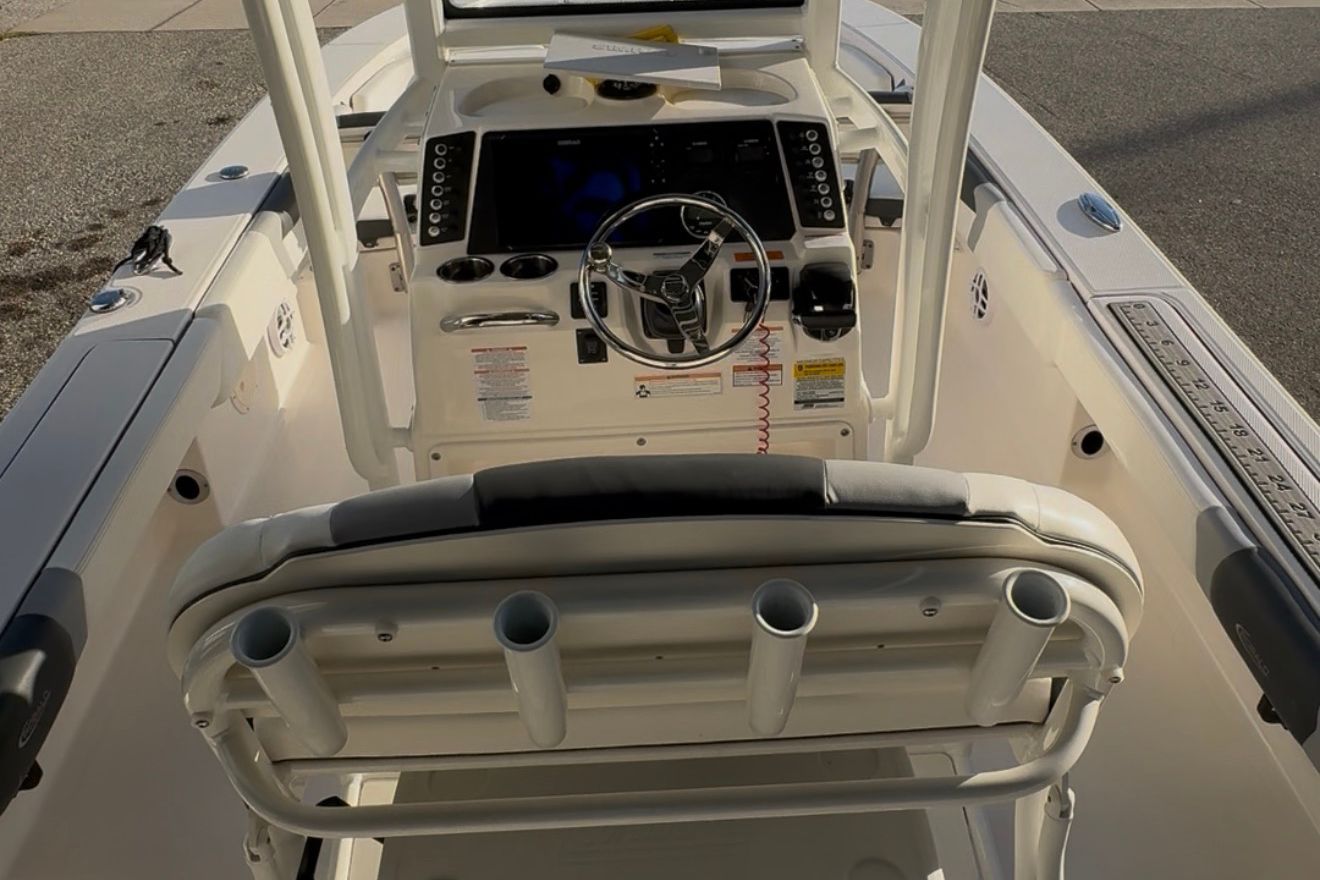 2023 Robalo 246 Cayman - 6