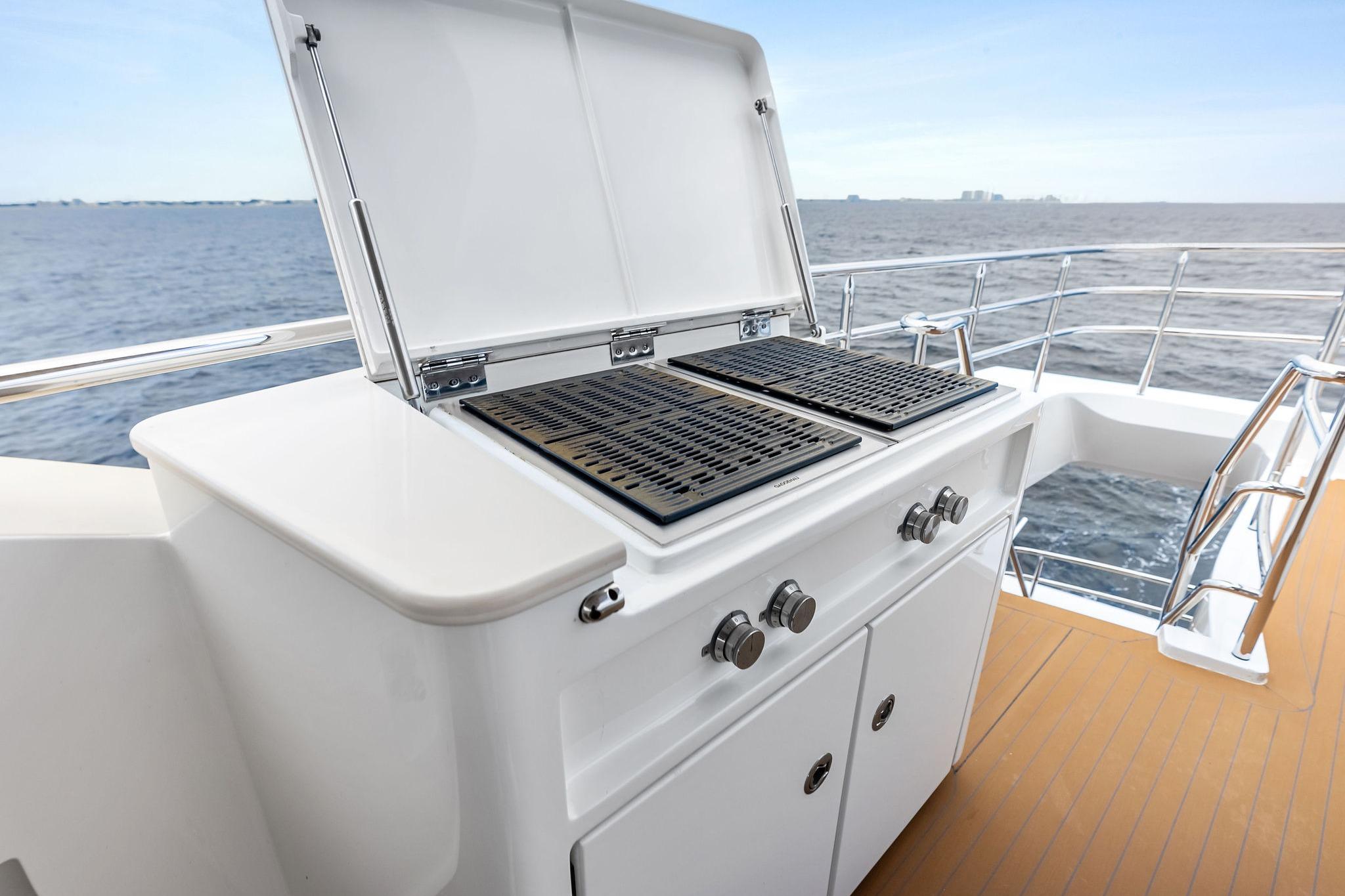 Electric grill console on flybridge