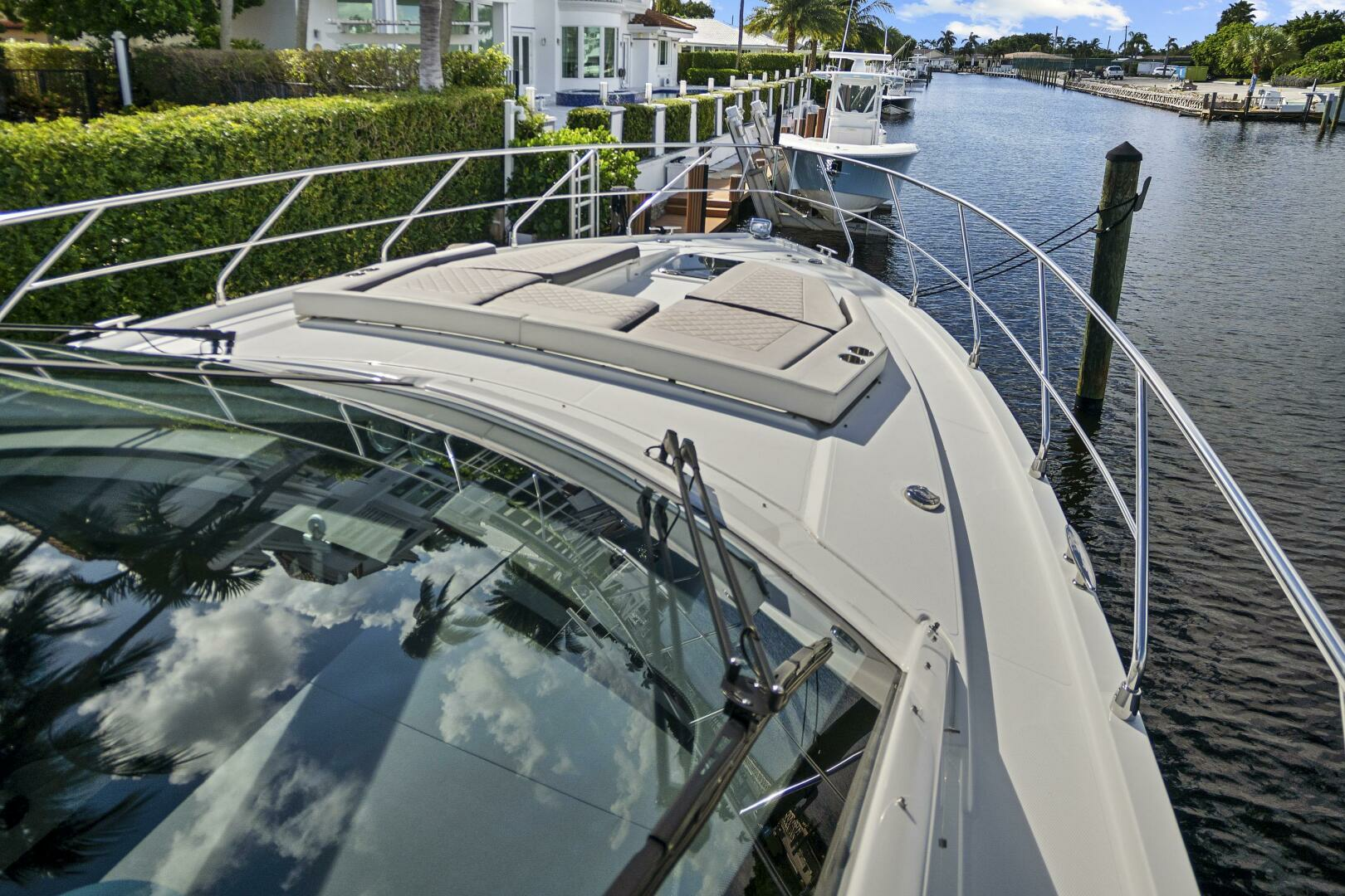 2019 Cruisers Yachts 54 Cantius - Image 16
