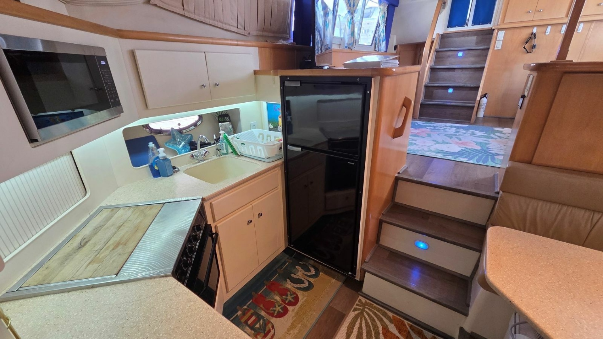 1998 Carver 405 Aft Cabin Motor Yacht - Image 38