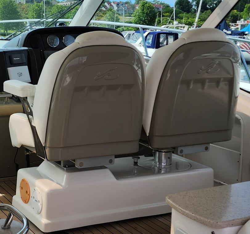 2009 Sea Ray 500 Sundancer helm seats with dashboard view.
