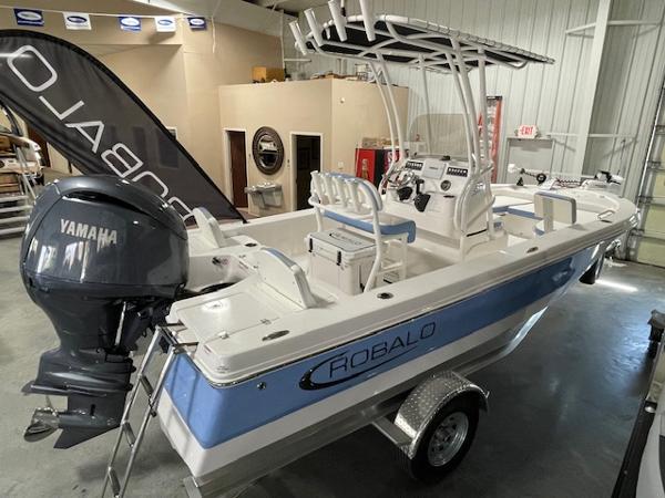 2025 Robalo 206 Cayman boat with Yamaha engine in showroom.