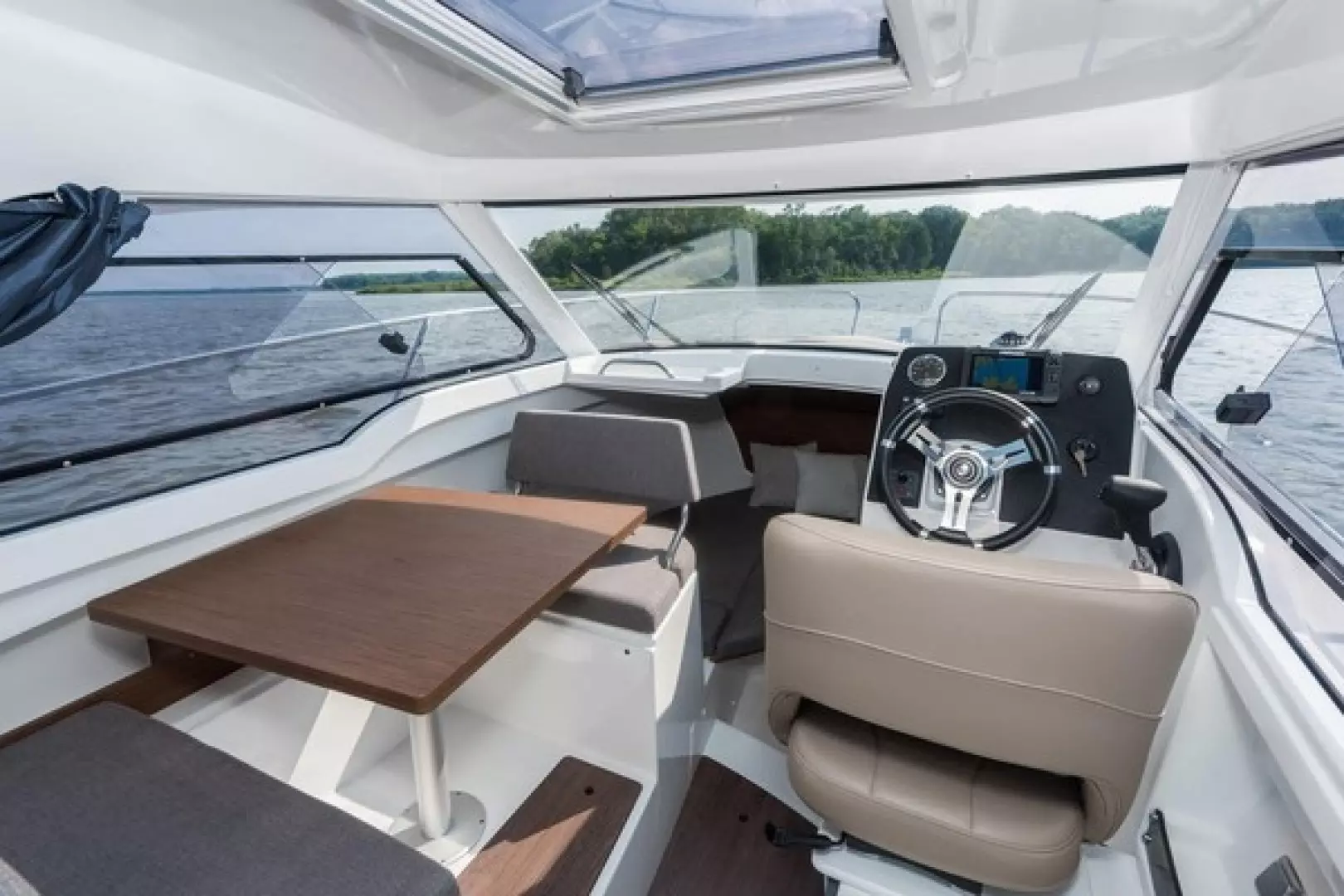 2026 Beneteau Antares 7 - Image 12