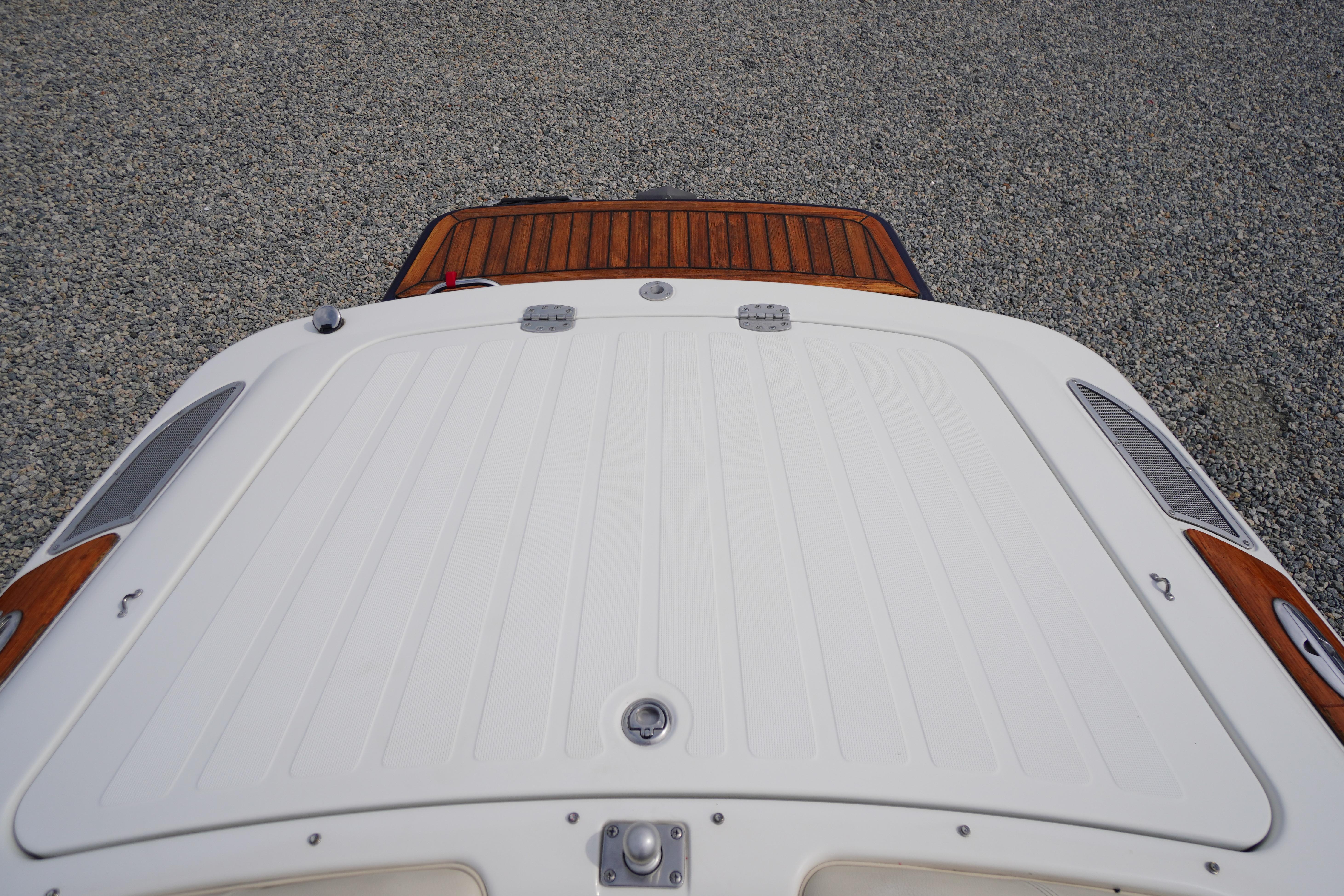 2005 Chris Craft Speedster Heritage boat deck with wood accents, viewed from above.