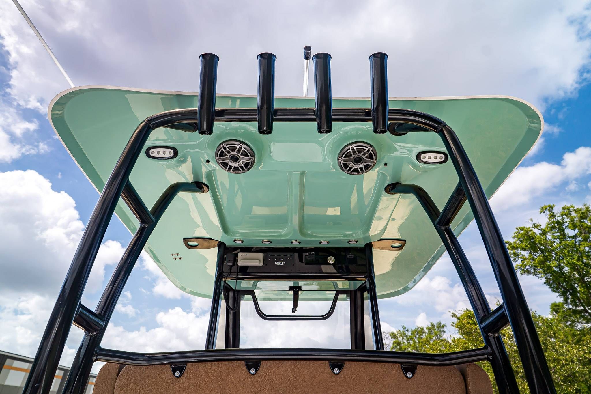 Sea Hunt ULTRA 285CB 2026, boat roof with speakers and mounts.