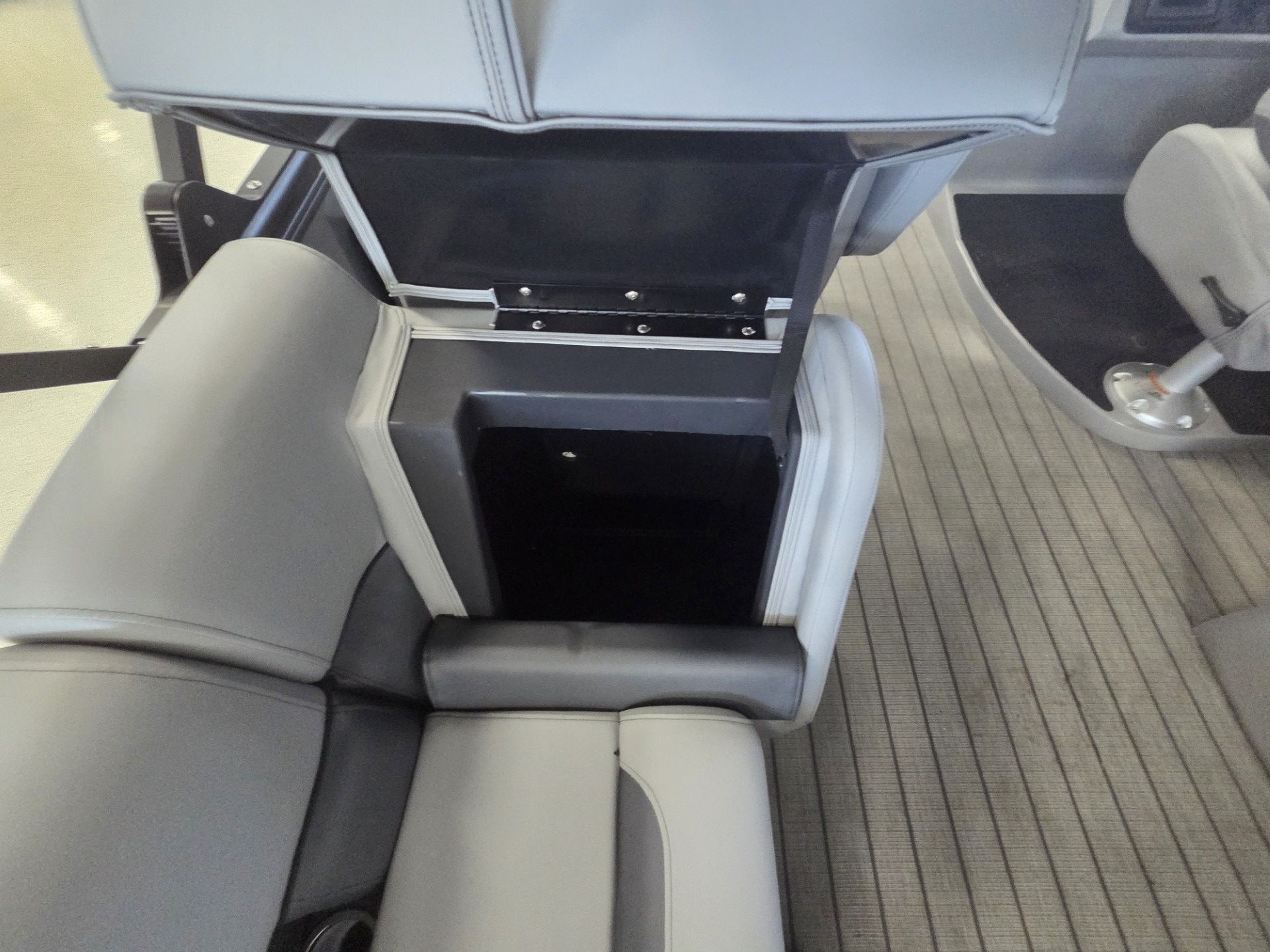 2026 Bentley Pontoons Legacy 223 Navigator - 16