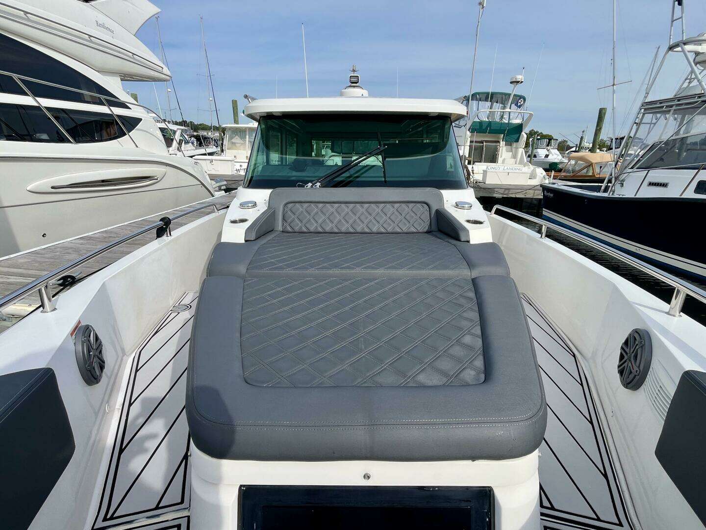 2018 Axopar 37 Sport Cabin R - Image 8