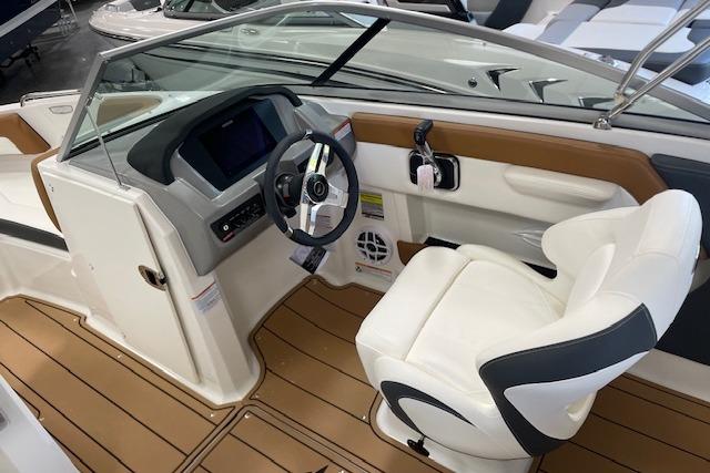 2025 Chaparral 21 SSi boat interior with modern dashboard and white captain's chair.