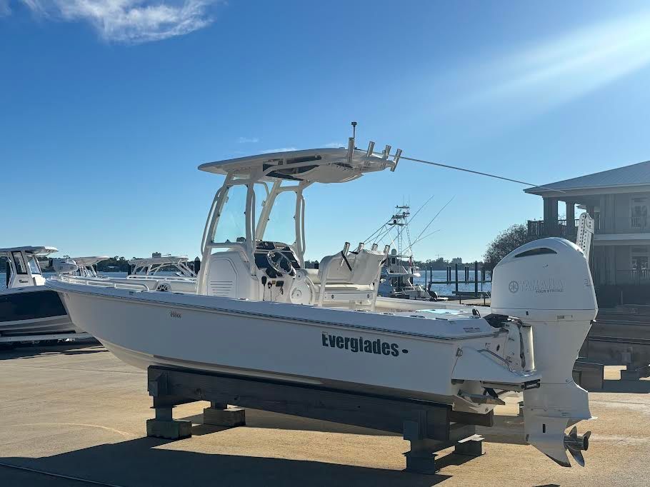 2021 Everglades 243 Center Console