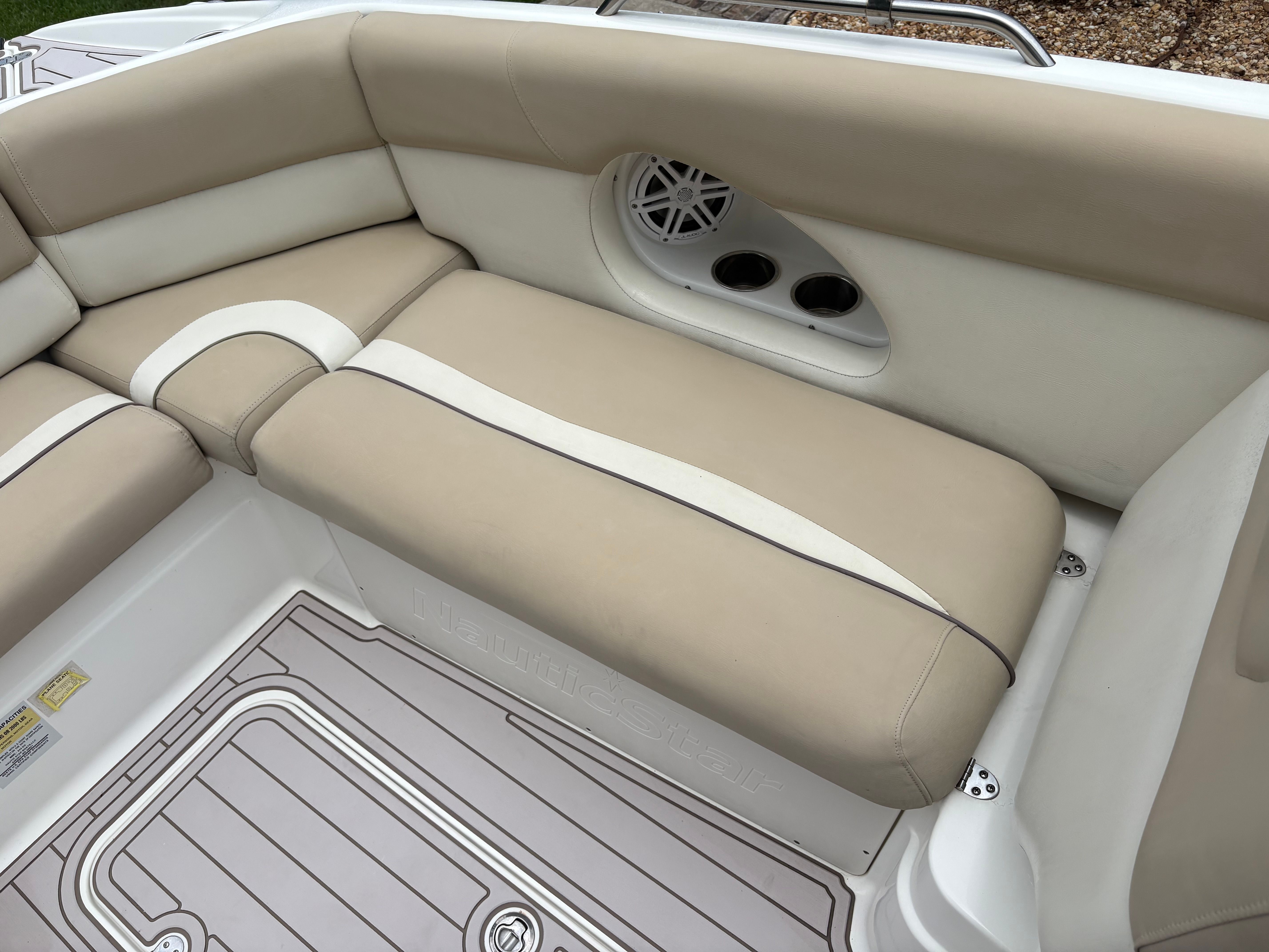 2016 NauticStar 243DC Sport Deck - 10