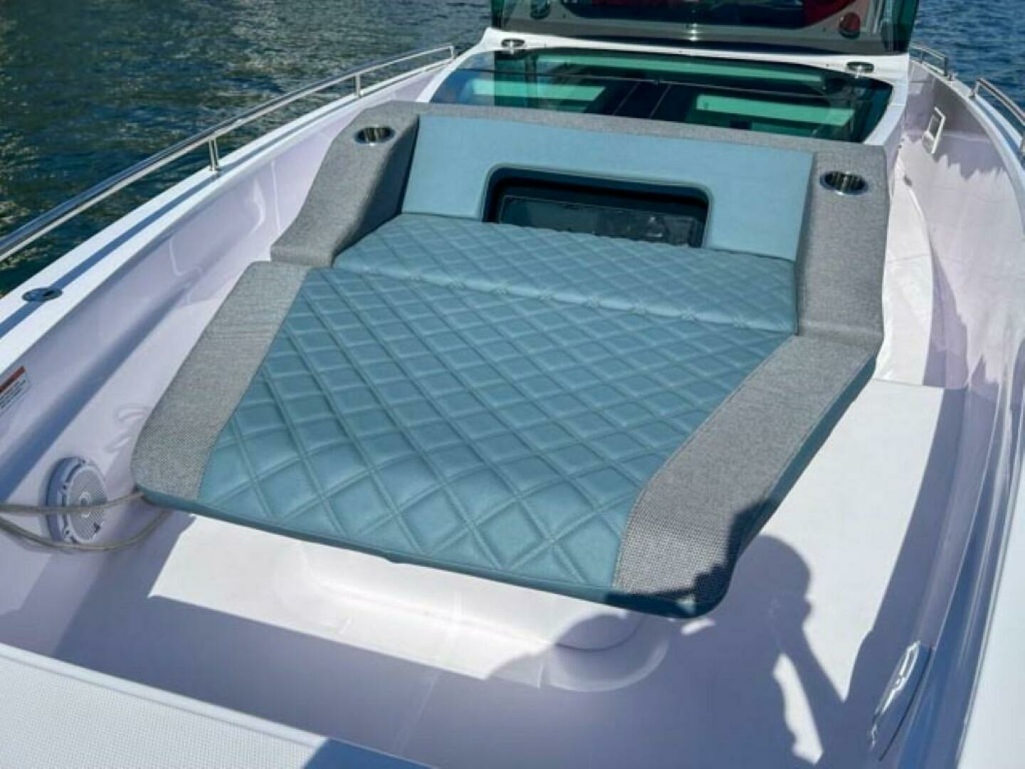 2024 Axopar 37XC CROSS CABIN - Image 7
