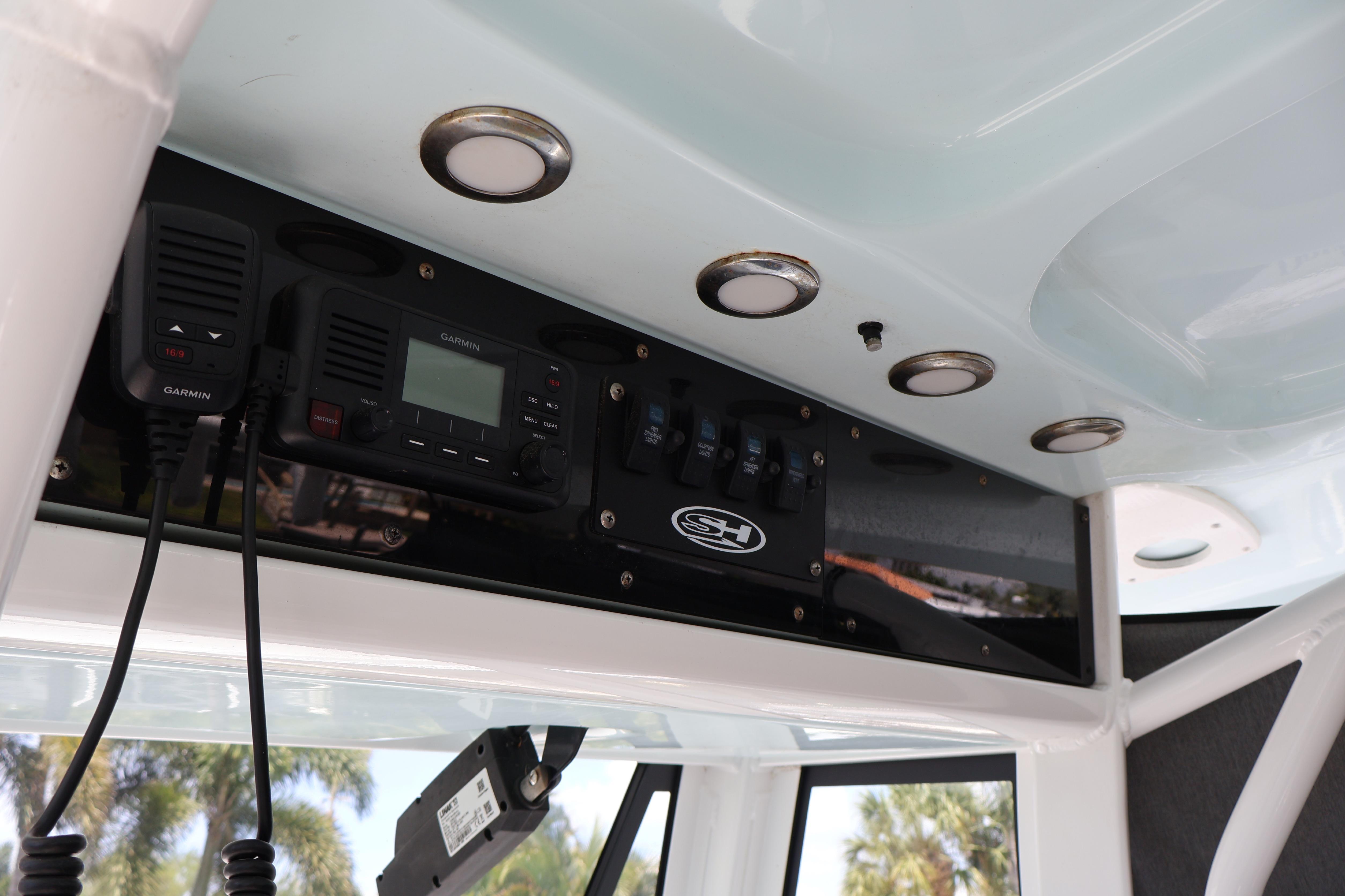 2022 Sea Hunt BX 25 FS boat console with Garmin electronics and overhead lighting.