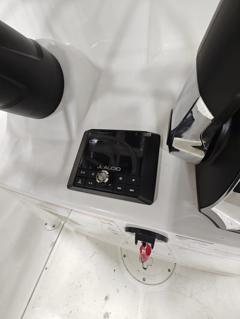 2025 Boston Whaler Montauk - Image 12