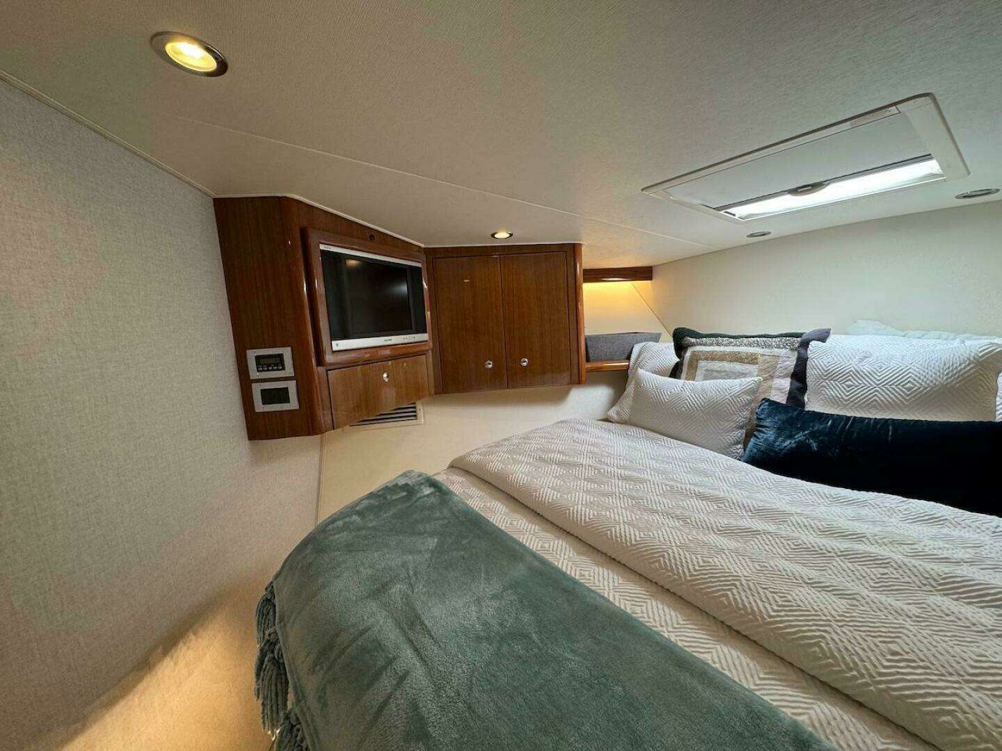 2007 Viking 52 Convertible - Image 21