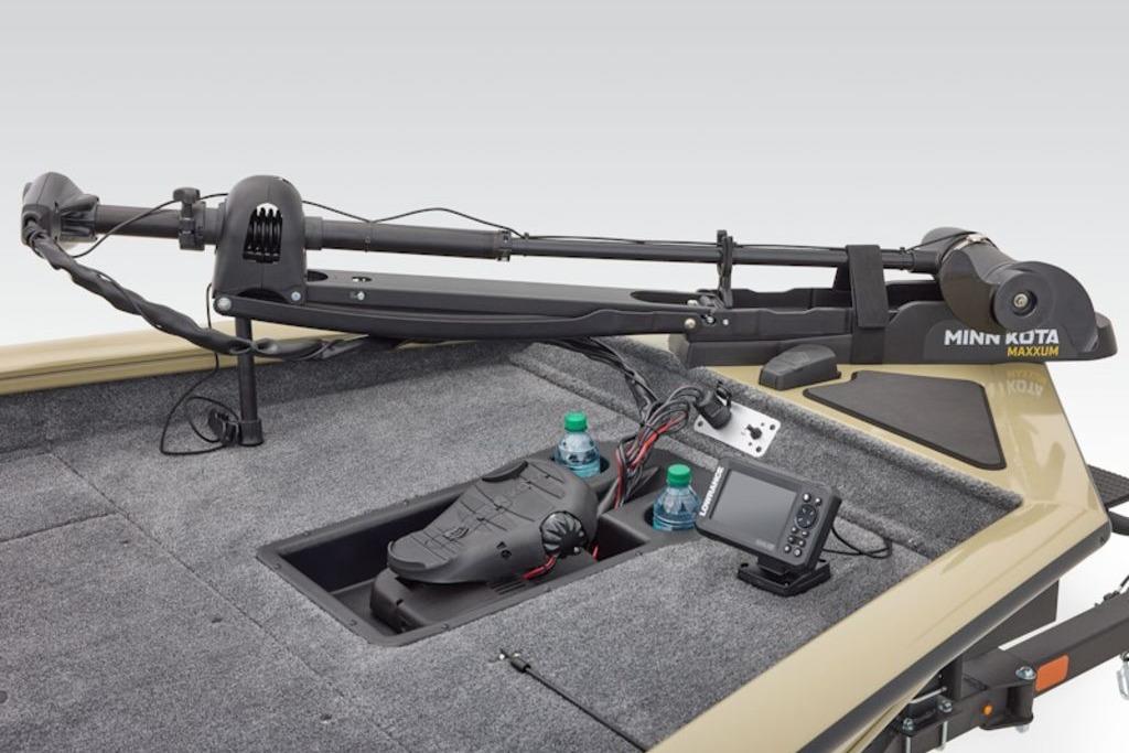 2026 Tracker Pro Team 175 boat deck with Minn Kota Maxxum trolling motor and electronics.