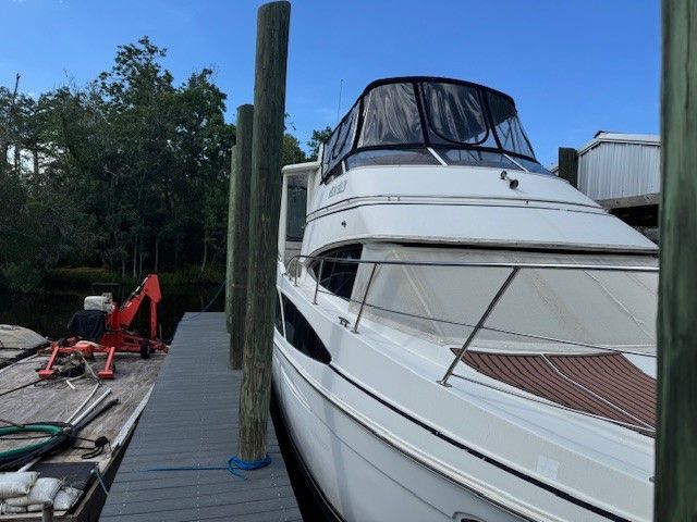 2005 Carver 41 Cockpit Motor Yacht - 2