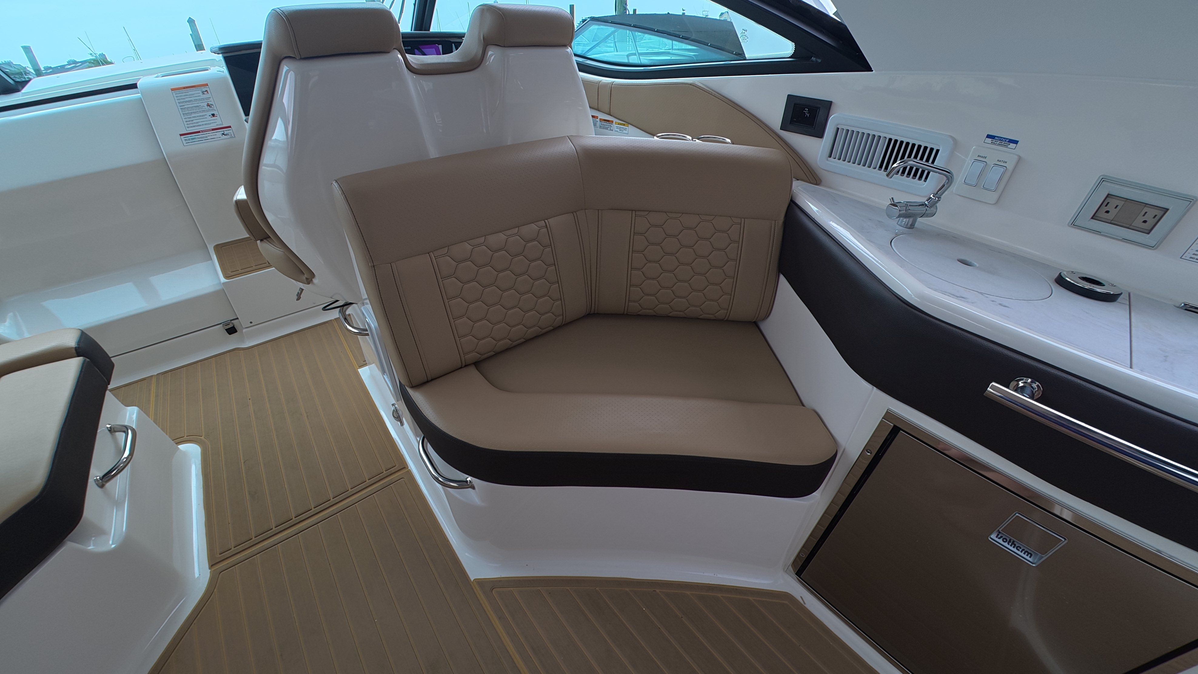 2025 Sea Ray Sundancer 320 Outboard - 15