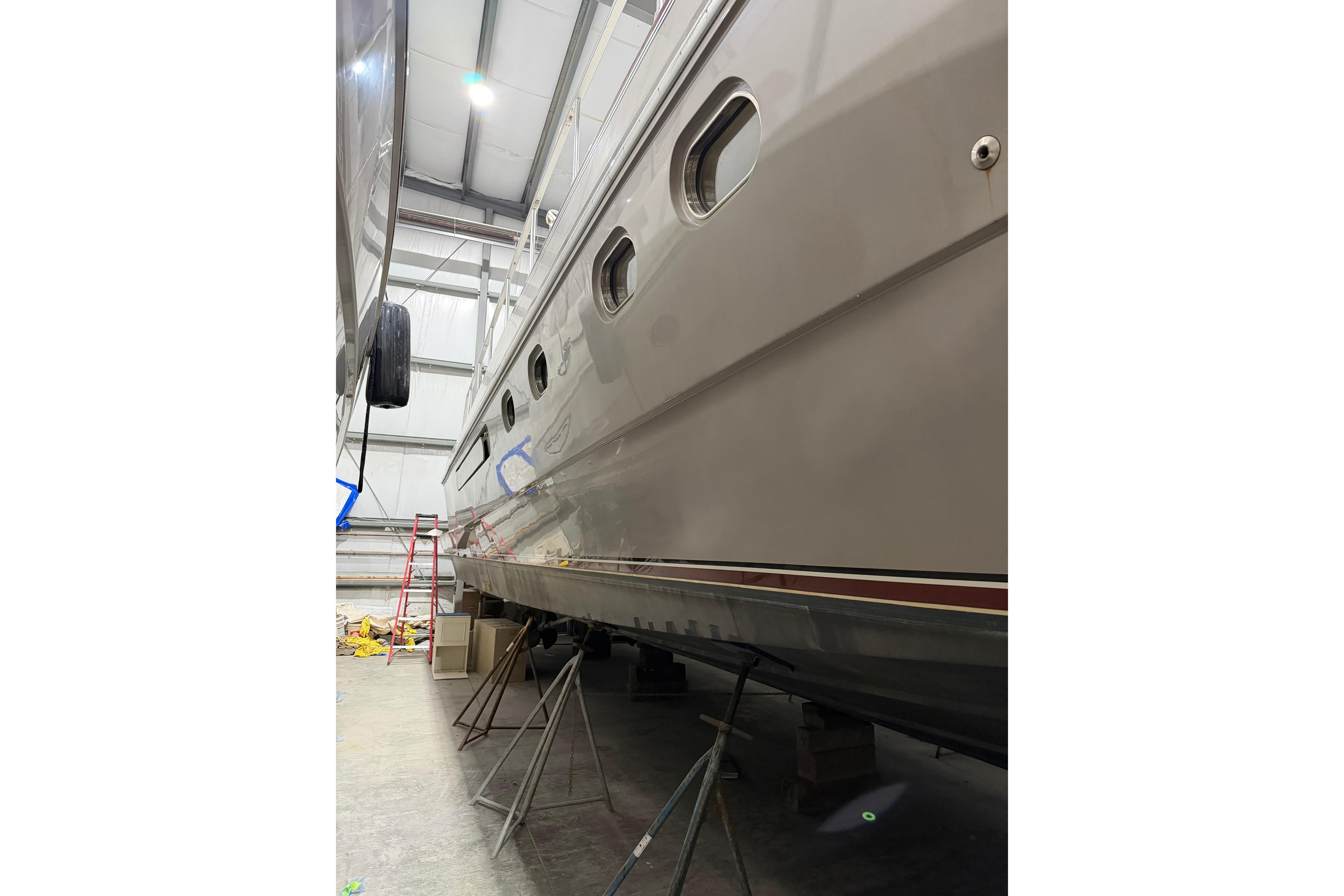 1994 Ferretti Yachts 185 Fly in a warehouse, side view, on supports.