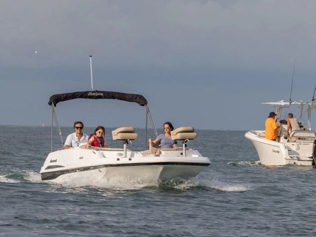 2023 Hurricane SunDeck Sport 201 OB - 13